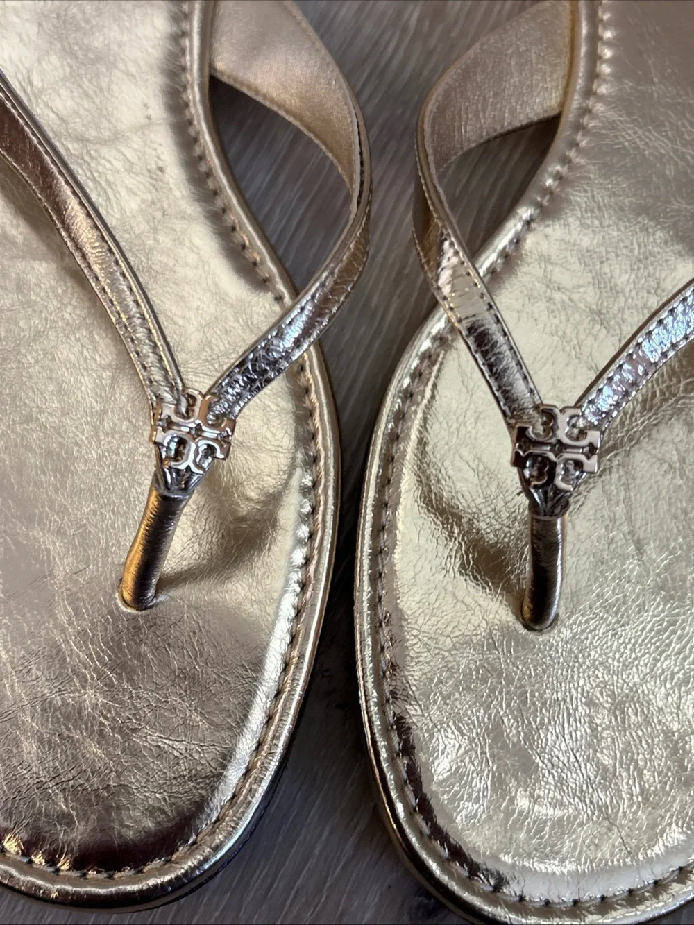 NWOB  $178 Tory Burch Classic Flip Flop Sparkle Gold Sz 10 Logo